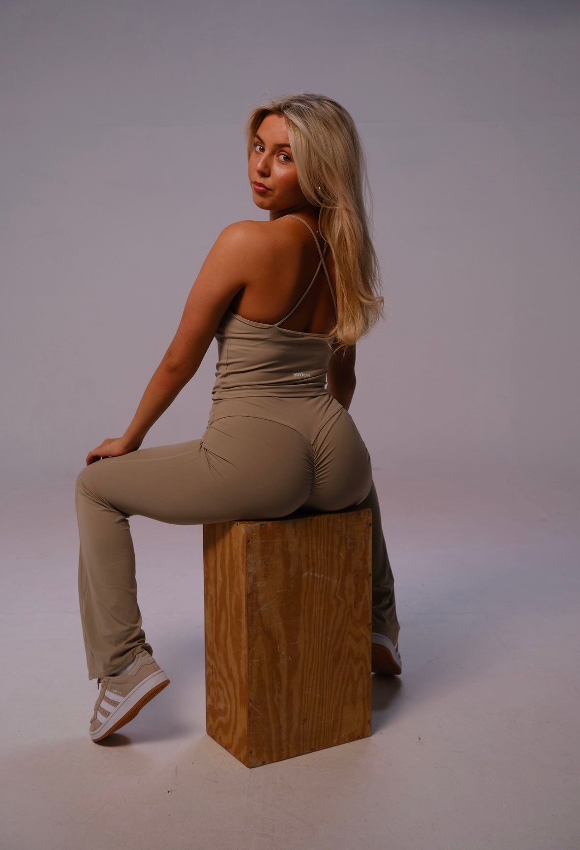 Seamless Scrunch Flare Yoga Pants - Latte