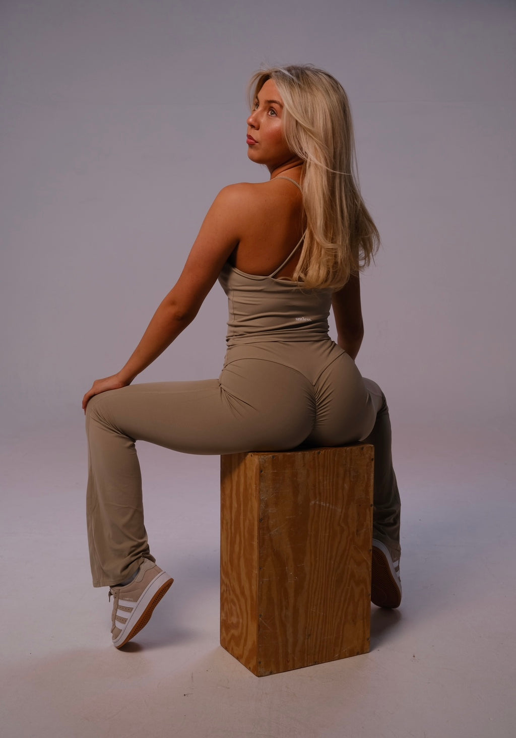 Seamless Scrunch Flare Yoga Pants - Latte